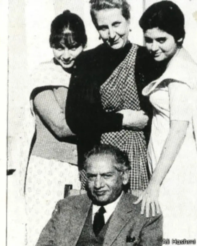 फ़ैज़ अहमद फ़ैज अपनी पत्नी एलिस और बेटियों के साथ