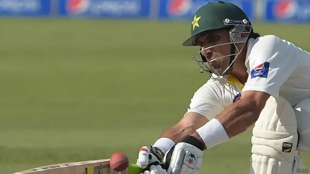 یونس خان کے آؤٹ ہونے کے بعد سرفراز کریز پر آئے ہیں اور جارحانہ انداز میں بیٹنگ کی