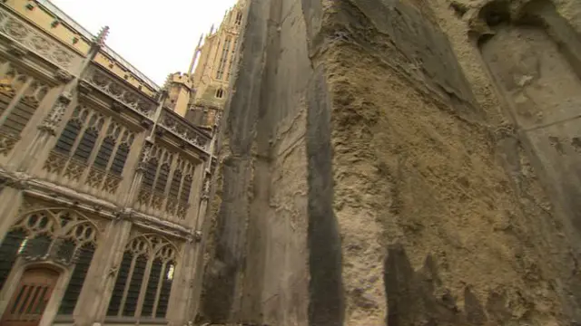 建築的石制部分嚴重剝落