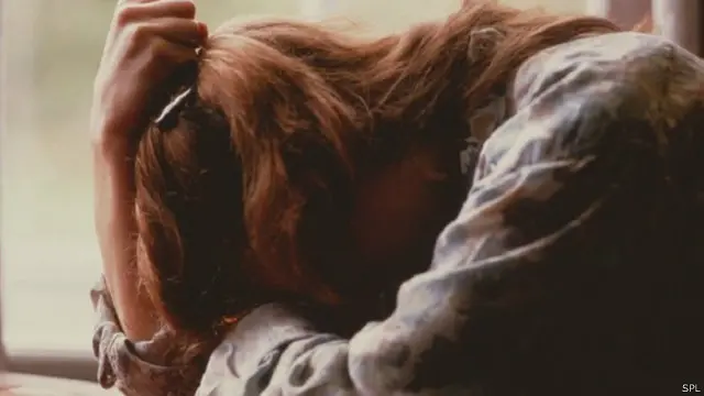 امرأة تضع رأسها على مكتب