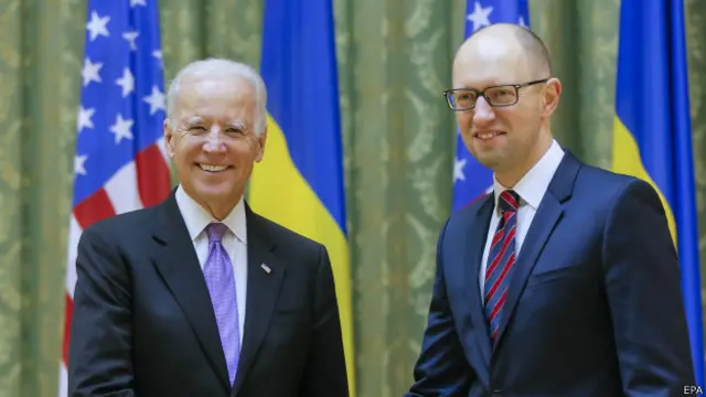 vicepresidente joe biden saluda a primer ministro de ucrania