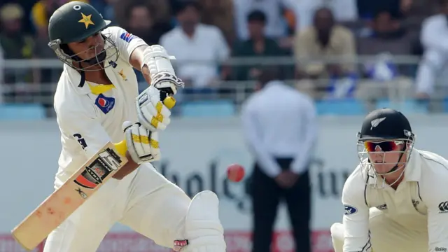 دبئی میں پاکستان اور نیوزی لینڈ کی کرکٹ ٹیموں کے مابین دوسرے ٹیسٹ میچ کے آخری دن نیوزی لینڈ کی دلیرانہ ڈیکلیریشن کے بعد پاکستان کو جیتنے کے لیے 261 رنز کا ہدف دیا۔ 