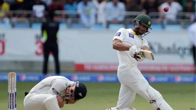 پہلی اننگز میں 13 رنز بنانے والے اوپننگ بلے باز شان مسعود نے دوسری اننگز میں قدرے بہتر کارکردگی کا مظاہرہ کیا اور 40 رنز بنا کر آؤٹ ہوئے۔