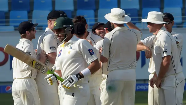 جواب میں پاکستان نے پانچ وکٹوں کے نقصان پر 196 رنز بنائے۔ پاکستان کی اننگز میں اظہر علی کے آؤٹ ہونے پر ٹیم کا مجموعی سکور دو وکٹ کے نقصان پر 70 رنز تھا تاہم 75 رنز پر اس کے چار کھلاڑی آؤٹ ہو چکے تھے۔ کپتان مصباح الحق پہلی اننگز میں 28 رنز بنا سکے تھے لیکن دوسری اننگز میں اپنا کھاتہ کھولے بغیر صفر پر آؤٹ ہو گئے۔