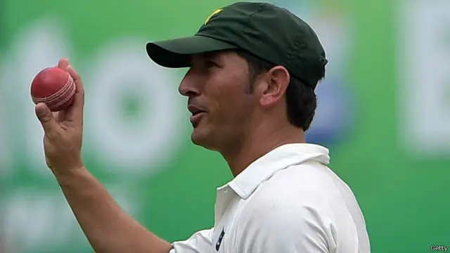 لیگ سپنر یاسر شاہ کو1992 کے عالمی کپ میں دو لیگ سپنروں مشتاق احمد اور اقبال سکندر کی موجودگی کو ذہن میں رکھتے ہوئے ٹیم میں شامل کیا گیا