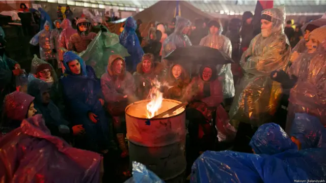 "Але протести тривали. Стало холодно, і на Майдані з’явилися бочки, у яких палили вогнища, щоб грітися. Виглядало, як ностальгія за Помаранчевою революцією. Проте більшість активістів були студентами, отже занадто молодими, аби брати участь у подіях 2004 року".
