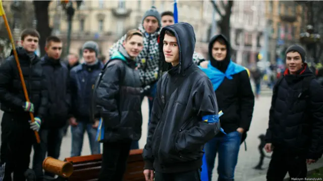 "Я приїхав до столиці 22 листопада і спершу розчарувався: на Майдані Незалежності зібралося дуже мало людей. І ще й сльота, накрапало. Здавалося, що нічого із цього протесту не буде", - згадує про початок протестів автор цих фотографій, львів'янин Максим Баландюх. Протягом трьох місяців він знімав Майдан у Києві, співпрацюючи з ВВС Україна. 