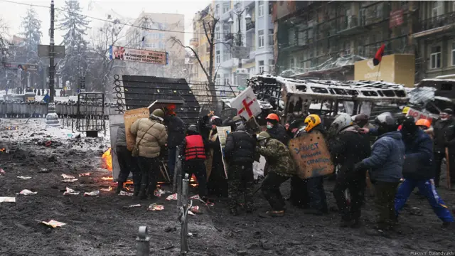 "Ця фотографія зроблена якраз після того, коли стало відомо про першу загибель на Майдані. Помер 21-річний Сергій Нігоян. У відповідь на цю звістку протестувальники пішли в наступ", - розповідає фотограф. 