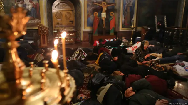 "Побиті та вигнані активісти сховалися в Михайлівській церкві і очікували на підтримку народу. Суспільством пішла хвиля обурення діями міліції", - розповідає фотограф.