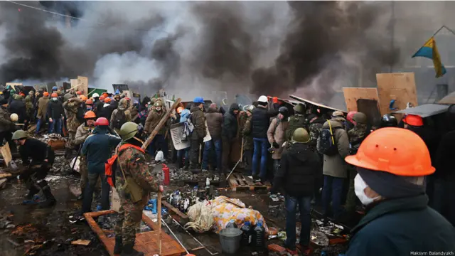 "18 лютого було загострення. Влада пішла на кардинальні кроки. У громадян із саморобними засобами захисту стріляли бойовими кулями. У ті дні загинули десятки людей". 