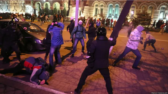 "Тієї неділі почалися перші сутички між мітингувальниками та правоохоронцями біля Адміністрації президента. Згодом між протестувальниками почалися суперечки: чи це була провокація і чи варто захоплювати владу силовими методами", - каже Максим Баландюх.