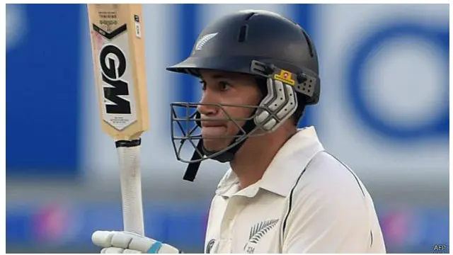 راس ټېلر چې پرون پر ۷۷ منډو نه و سوځېدلی نن یې هم خپلې ښې لوبې ته ادامه ورکړه او سلیزه یې پوره کړه.