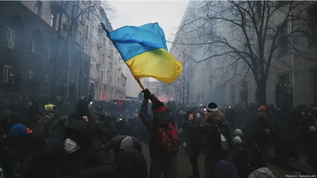 "1 грудня у столиці зібралося десь із мільйон людей. Акція набула нового масштабу. Лунали заклики закінчувати "мирний протест і танці" та вдаватися до справді дієвих вчинків – блокування адміністративних будинків".
