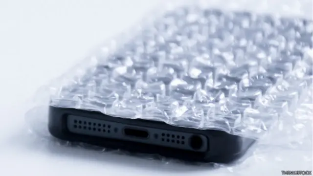 Las compañías recomiendan proteger los teléfonos inteligentes, aunque matizan que esto tampoco los hace irrompibles.