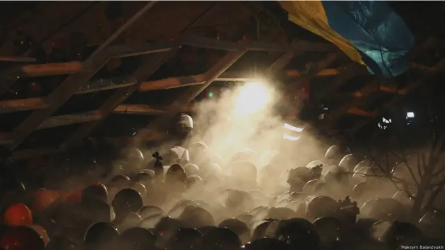 "Уночі 11 грудня влада знову спробувала розігнати Майдан, але на цей раз не так жорстоко. Вочевидь, боялися розголосу у закордонних медіа. Спецпризначенцям не дозволили використовувати кийки. Штурм почався о 1 годині ночі, коли на Майдані було доволі мало людей. Надворі був мороз: мінус 11 градусів. Згодом на підтримку приїхали кияни, і кількість людей на Майдані почала відверто переважати", - розповідає фотограф.