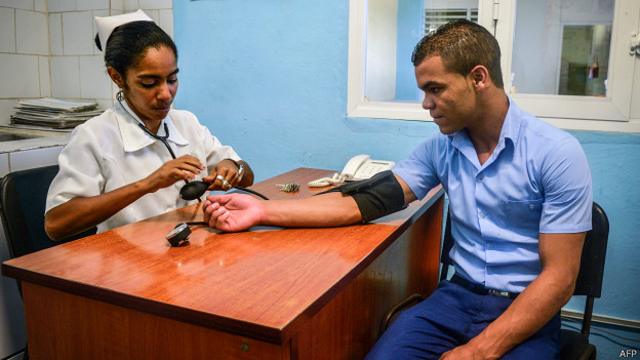 Muchos cubanos están precupados por el deterioro del los servicios de salud.
