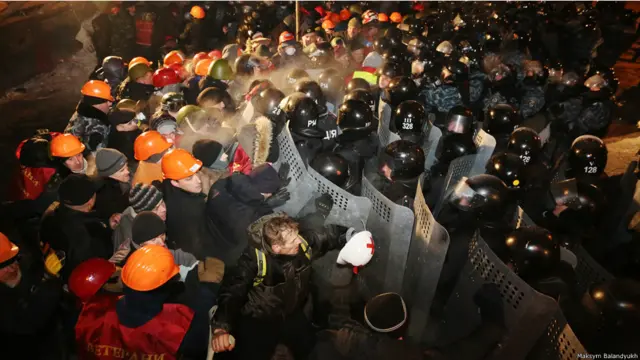 "Мітингарі на Майдані забарикадувалися з усіх боків і готувалися до оборони. Оскільки "Беркут" зазвичай бив кийками по головах, багато хто одягнув для захисту шоломи – велосипедні, гірськолижні або менш зручніші будівельні каски. Також робили дерев’яні щити".