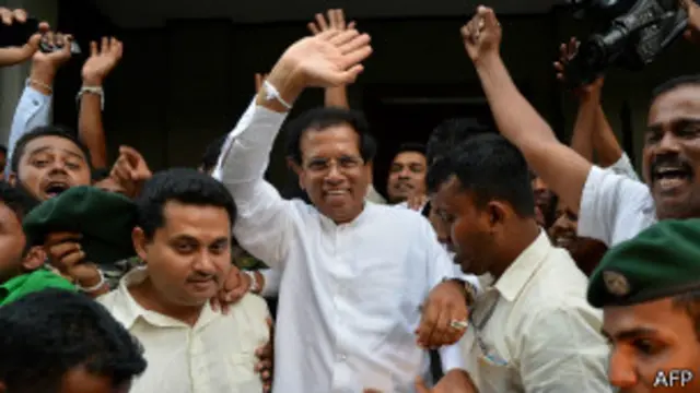 သမ္မတ ရွေးပွဲ ဝင်ပြိုင်ဖို့ ကြေညာပြီးနောက် သူ့ကို ထောက်ခံသူတွေနဲ့ အတူ တွေ့ရတဲ့ မစ္စတာ Maithripala Sirisena