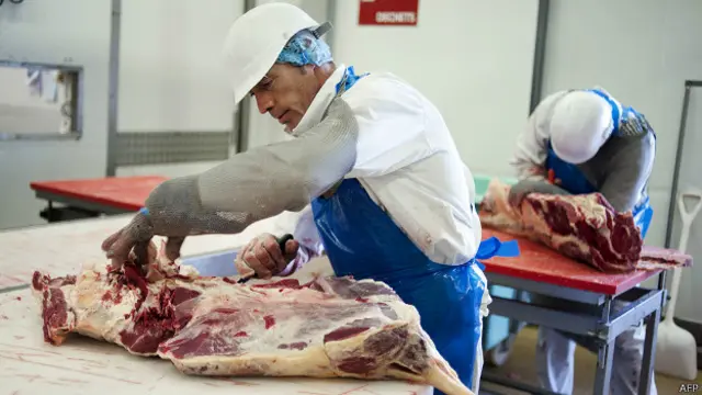 Разделка говядины на французском мясокомбинате