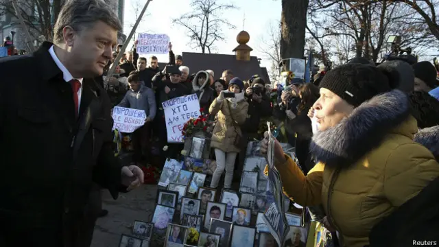 Петра Порошенка під час покладання квітів зустріли не дуже привітно