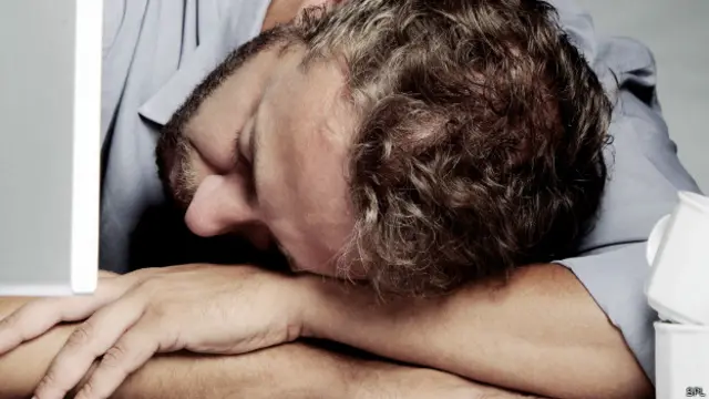 Una persona que se queda dormida en el trabajo