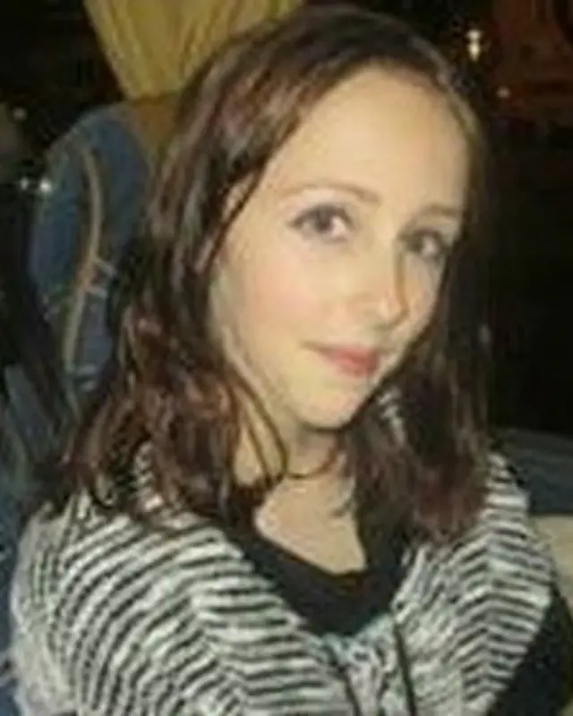 آلیس گرُس (Alice Gross) دختر چهارده سالۀ گمشدۀ به قتل رسیده ای که همدردی تمام مردم دنیا برایش انگیخته شد.