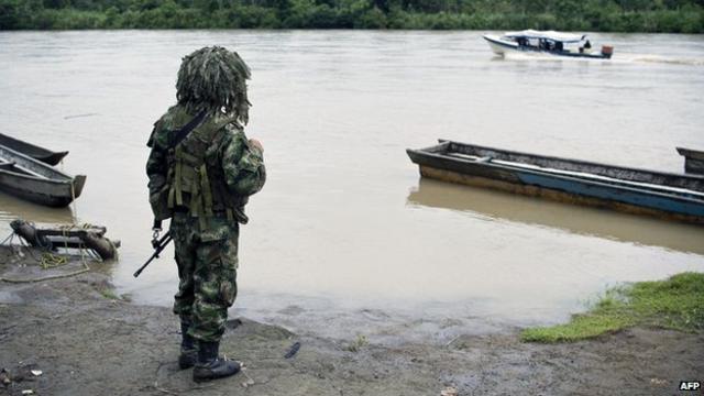 Soldado colombiano patrulla en Chocó