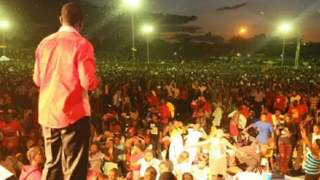 بھگدڑ اس وقت مچی تب جب سٹیڈیم میں موجود ہزاروں عقیدت مند معروف مبلغ والٹر مگايا کے پروگرام کے بعد جانے کے لیے جلد بازی کرنے لگے