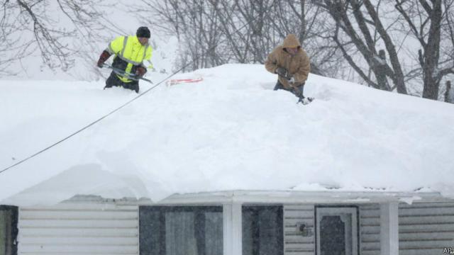 Nieve en el techo de una casa en el estado de Nueva York