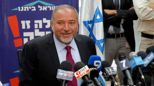 استطلاع للرأي يظهر تغيير 40 في المئة ممن صوتوا لحزب ليبرمان لموقفهم منه.