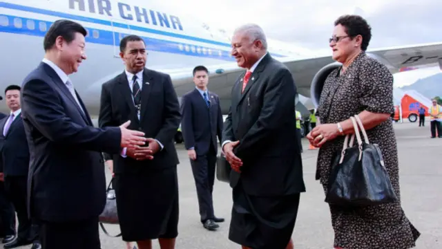 斐济总理乔萨亚•沃雷恩盖•姆拜尼马拉马在机场迎接习近平。