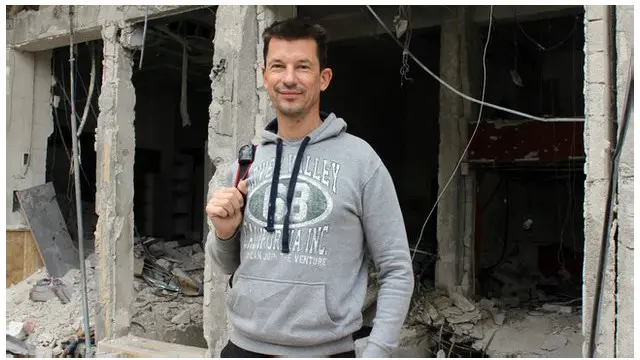 Cantlie ditangkap dua kali di Suriah, pertama pada Juli dan berhasil kabur. Penculikan kedua terjadi pada akhir 2012.