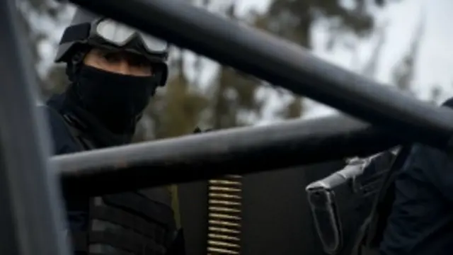 Policías vigilan el aeropuerto de Ciudad de México tras la captura de un líder del Cartel del Golfo. Foto: AFP/Getty