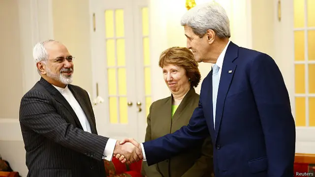 John Kerry y Javad Zarif se saludan en presencia de Catherine Ashton
