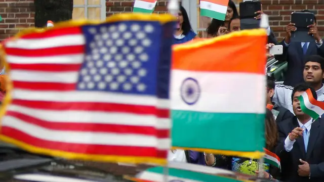 भारत और अमरीका के झंडे