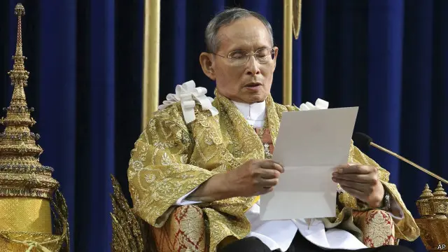 Quốc vương Bhumibol lên ngôi từ 1946, và là vị vua đương thời trị vì lâu nhất thế giới
