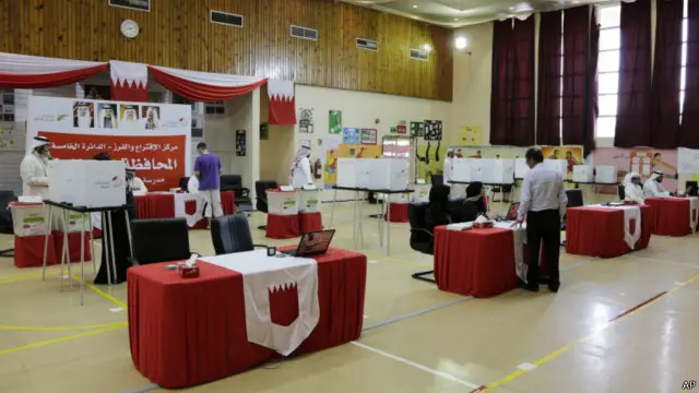 د بحرین د وګړو شمېر نژدې ۱،۵ میلیون دی، چې ۵۵ سلنه یې له بهره ورغلي کاریګر دي