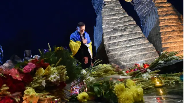 Біля пам'ятника жертвам Голодомору