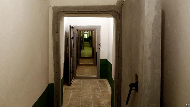 В коридорах бункера