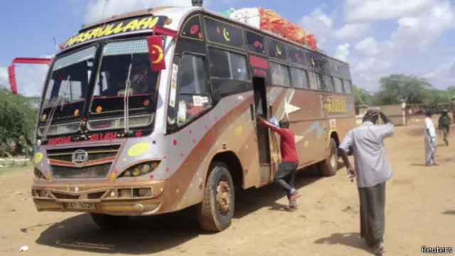 Petugas penyelamat berjalan dekat bus Nairobi yang diserang di luar Mandera, Kenya