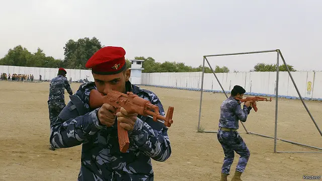 يتلقى أفراد من العشائر السنية تدريبات للقتال ضد تنظيم "الدولة الإسلامية"