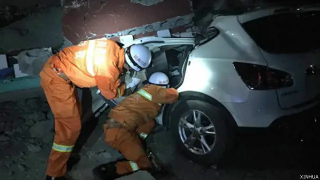 消防人员在康定县塔公乡甲巴村搜救（新华社图片22/11/2014）