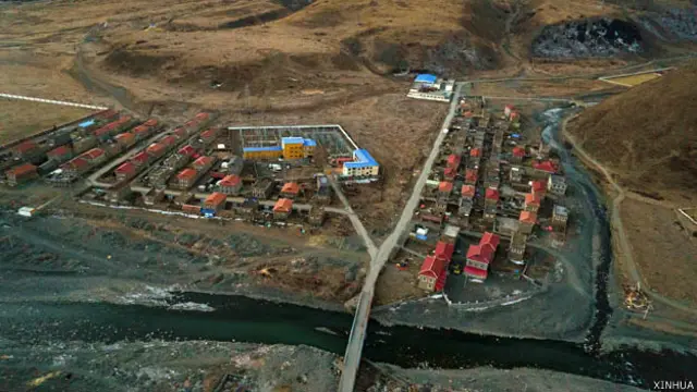 航拍康定县塔公乡震中（新华社图片23/11/2014）