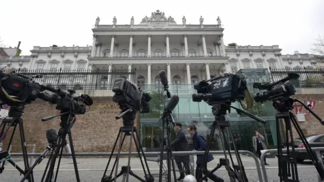 صحافیوں کی ایک بڑی تعداد ہوٹل کے اندر لابی میں اور باہر جمع تھی 