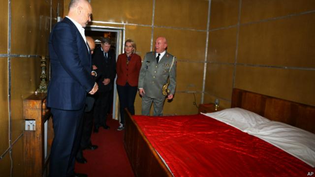 Эди Рама в спальне бывшего диктатора 