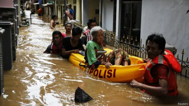 Potensi banjir dan longsor diperkirakan akan terjadi seiring puncak penghujan di berbagai wilayah Indonesia.