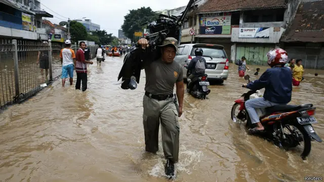 Banjir mulai terjadi di beberapa wilayah Jakarta, Aceh dan Sumatera Utara. 