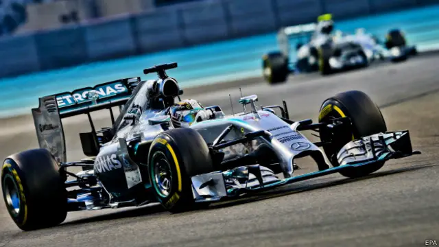 Hamilton langsung mendahului Rosberg yang melesat dari posisi pole, sejak lap pertama.