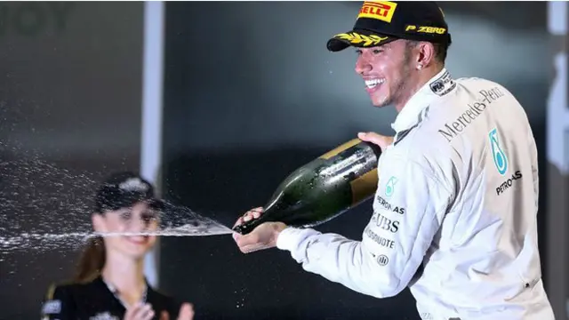 چیمپیئن شپ جیتنے کے بعد انھوں نے شیمپین کی بوتل کھول کر جشن منایا