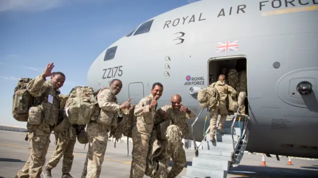 اس مہینے کی تیرہ تاریخ کو برطانوی فوج وطن واپس لوٹنے کے لیے ایک فوج طیارے میں سوار ہو رہے ہیں